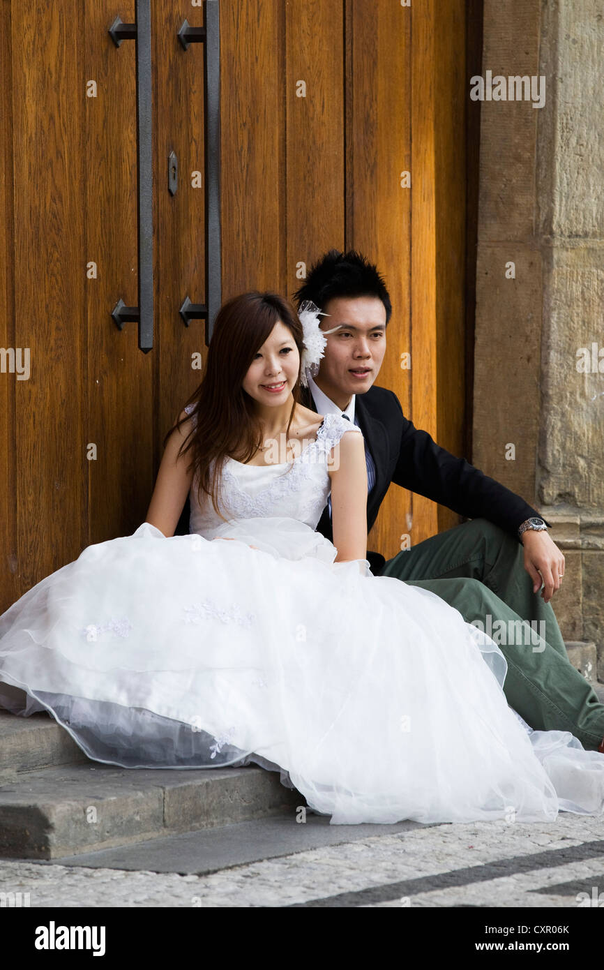 Ein chinesisches Ehepaar just married in Prag auf die astronomische Uhr Stockfoto