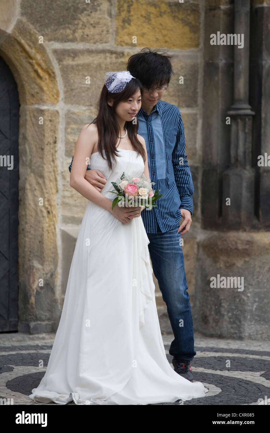 Ein chinesisches Ehepaar just married in Prag auf die astronomische Uhr Stockfoto