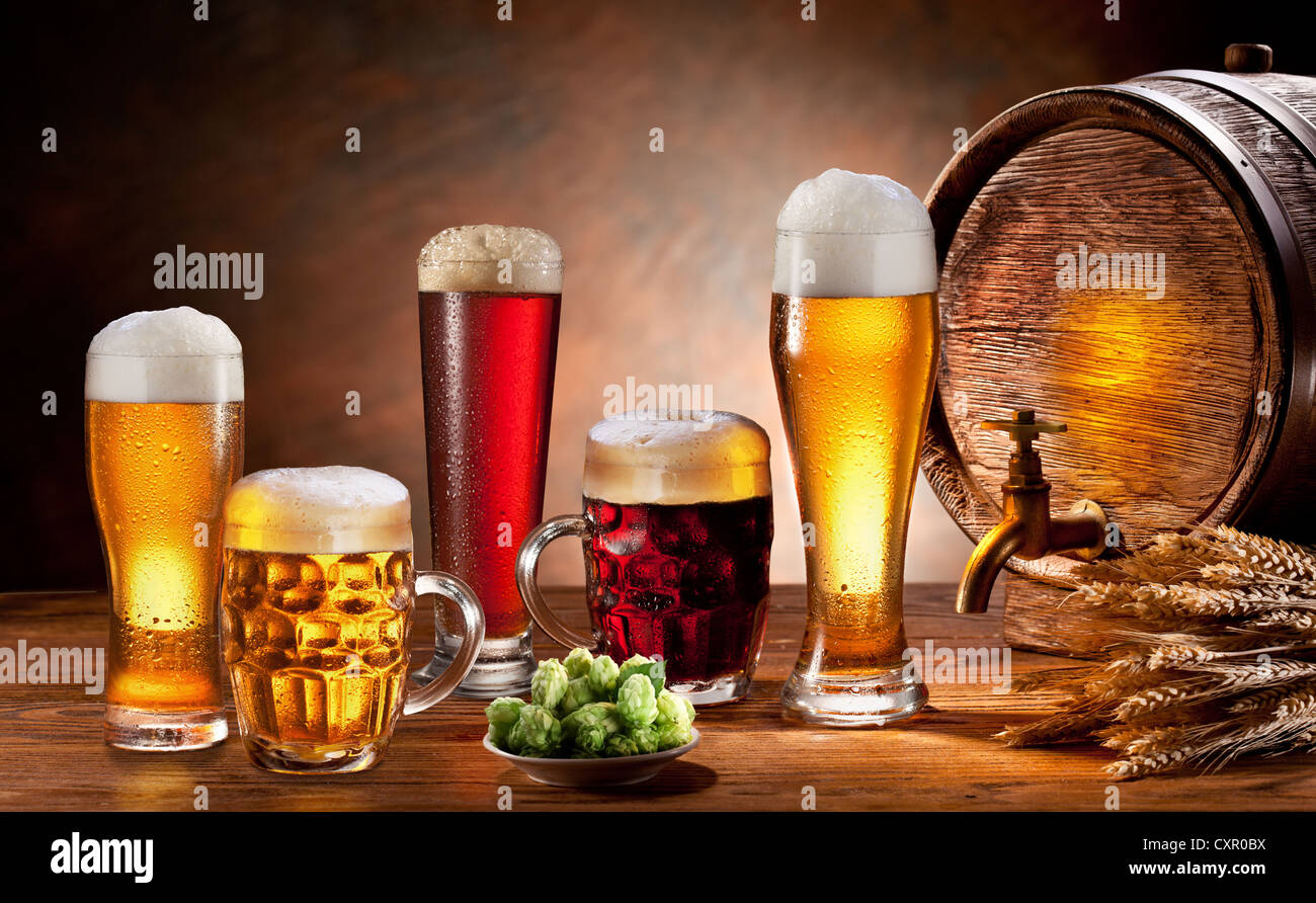 Bierfaß und Fassbier im Glas. Dunklen Hintergrund. Stockfoto