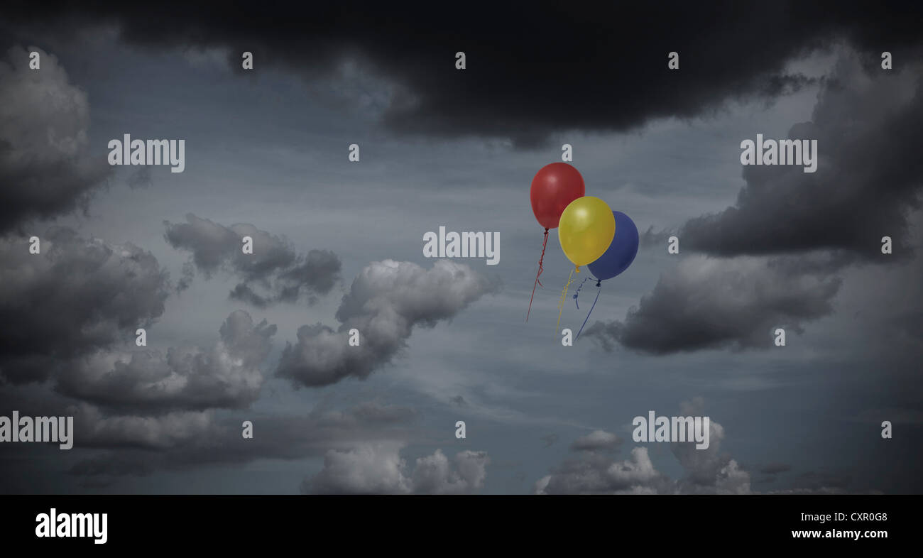 Luftballons schweben durch den dunklen Himmel Stockfoto