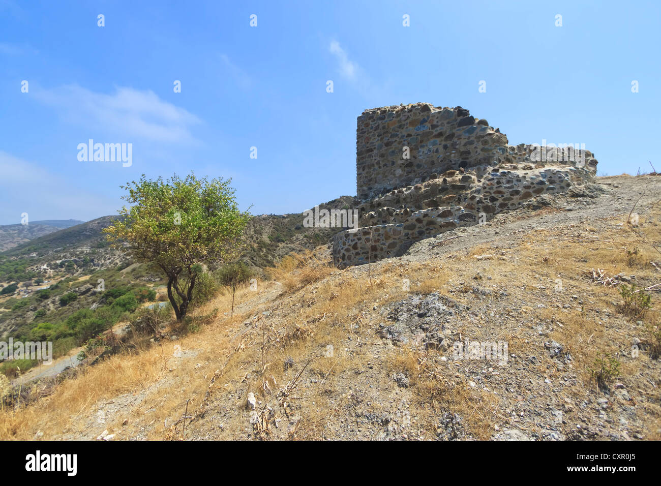 Mittelalterliche Wachturm auf einem Hügel oberhalb von Kato Pyrgos, Bereich Paphos, Zypern Stockfoto