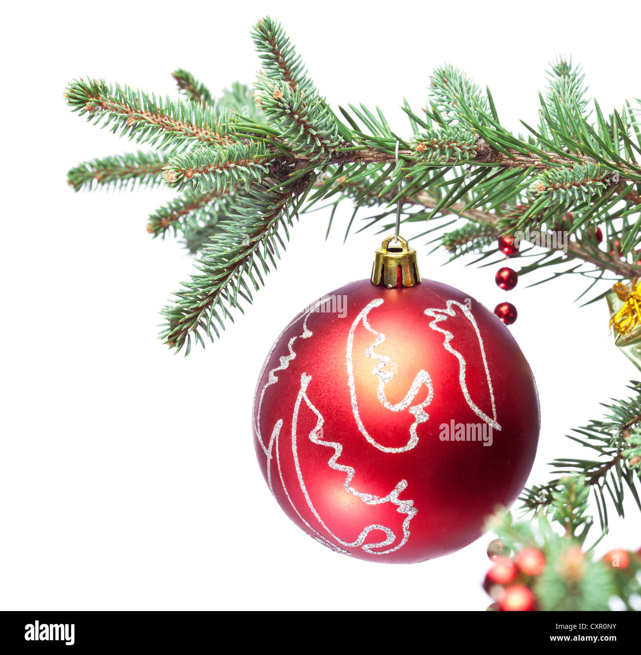 Weihnachtskugel auf Tannenzweigen. Isoliert auf weiss Stockfotografie -  Alamy