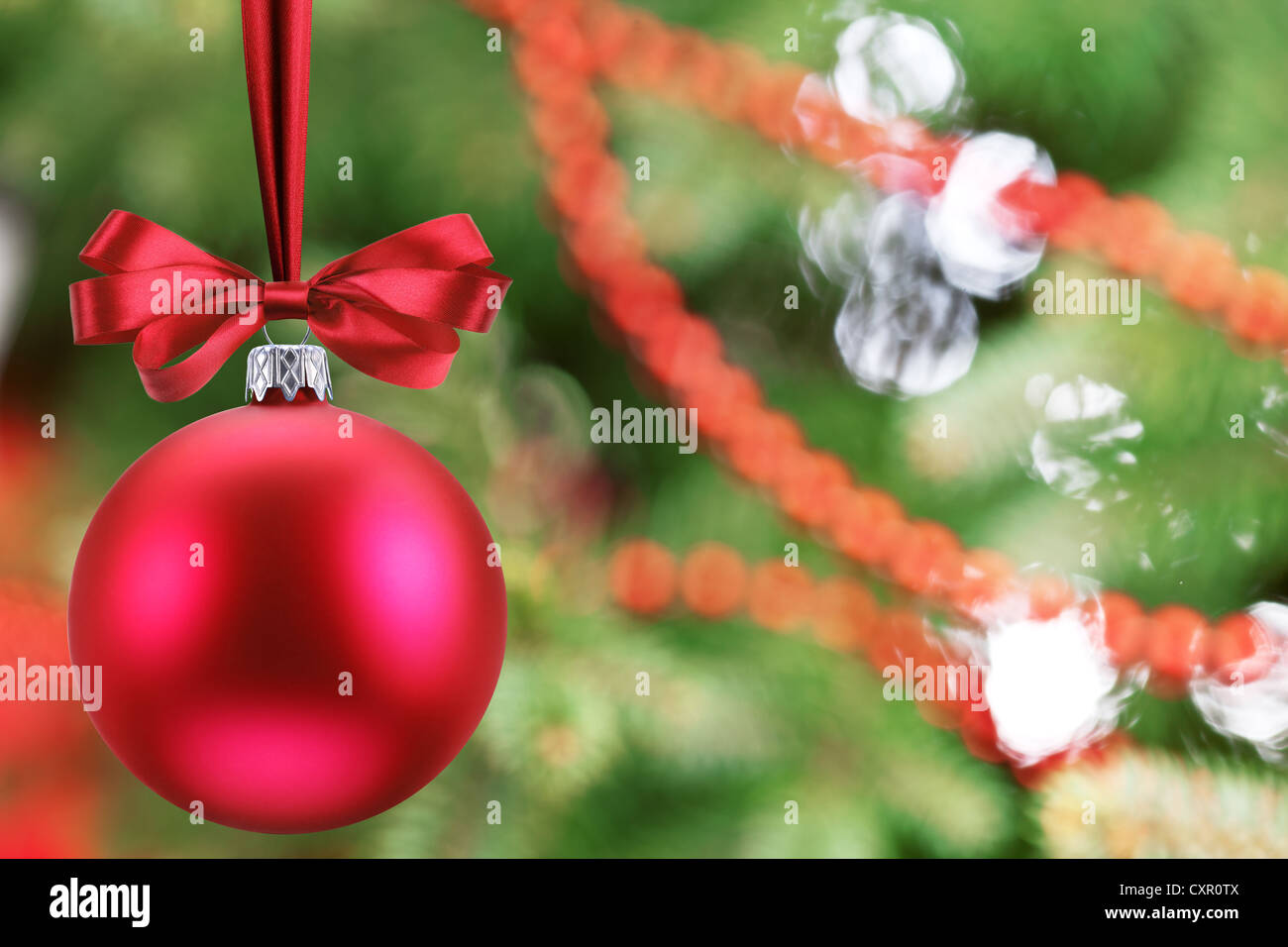 Weihnachtskugel auf Tannenzweigen. Stockfoto
