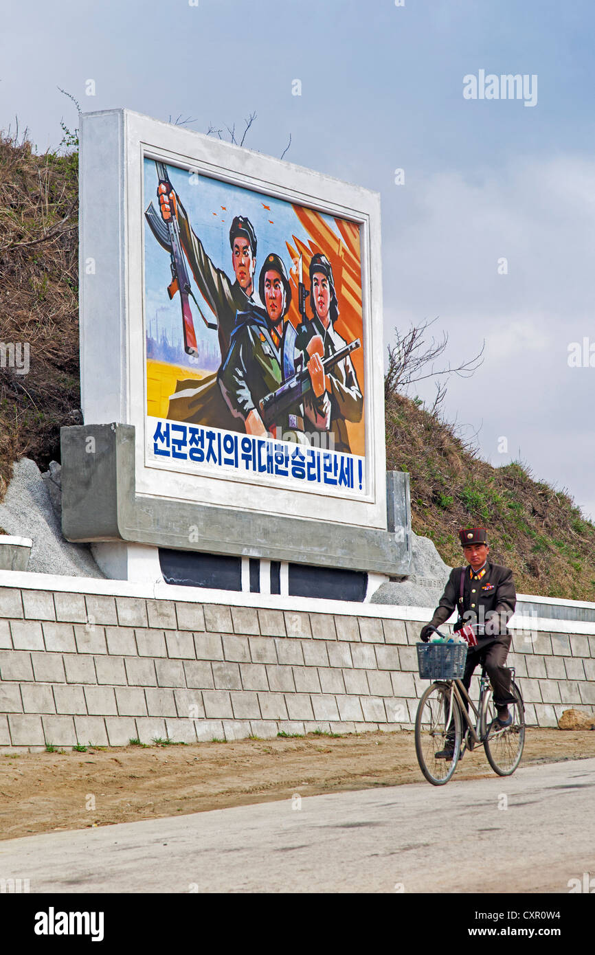 Demokratischen Völker Volksrepublik Korea (DVRK), Nordkorea, Propagandaplakat auf dem Lande zwischen Wonsan und Hamhung Stockfoto