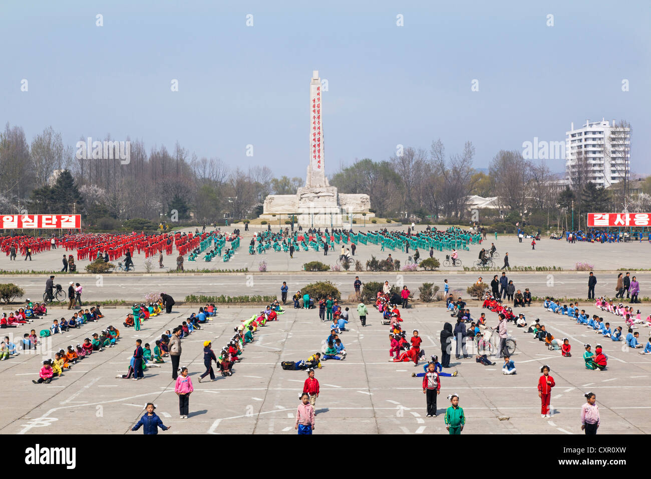 Demokratischen Völker Volksrepublik Korea (DVRK), Nordkorea, Hamhung, Kinder üben Masse Spiele außerhalb des Grand Theatre Stockfoto