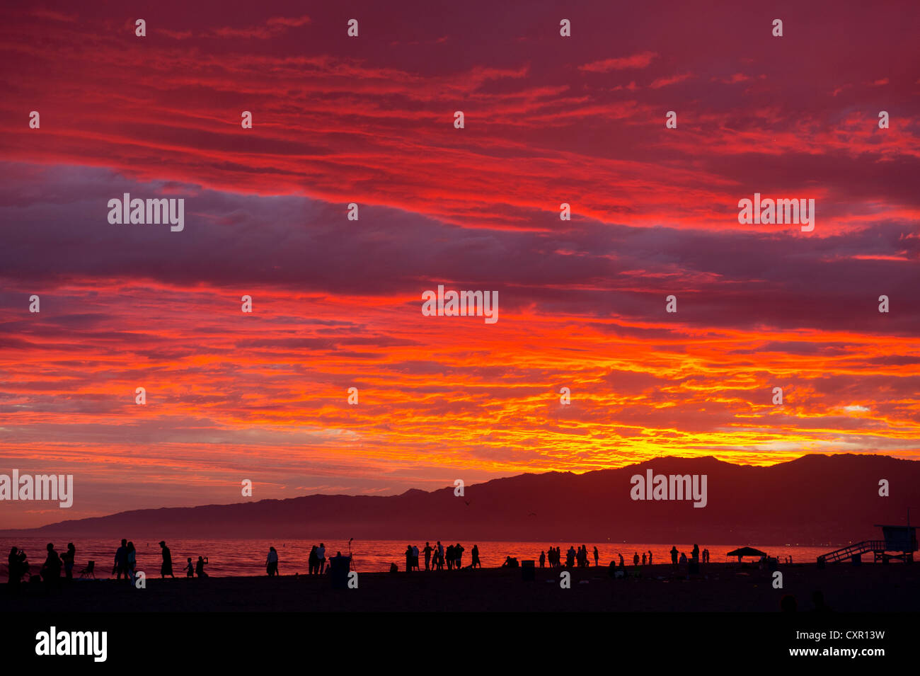 Menschen am Strand bei Sonnenuntergang, Santa Monica, Kalifornien, usa Stockfoto