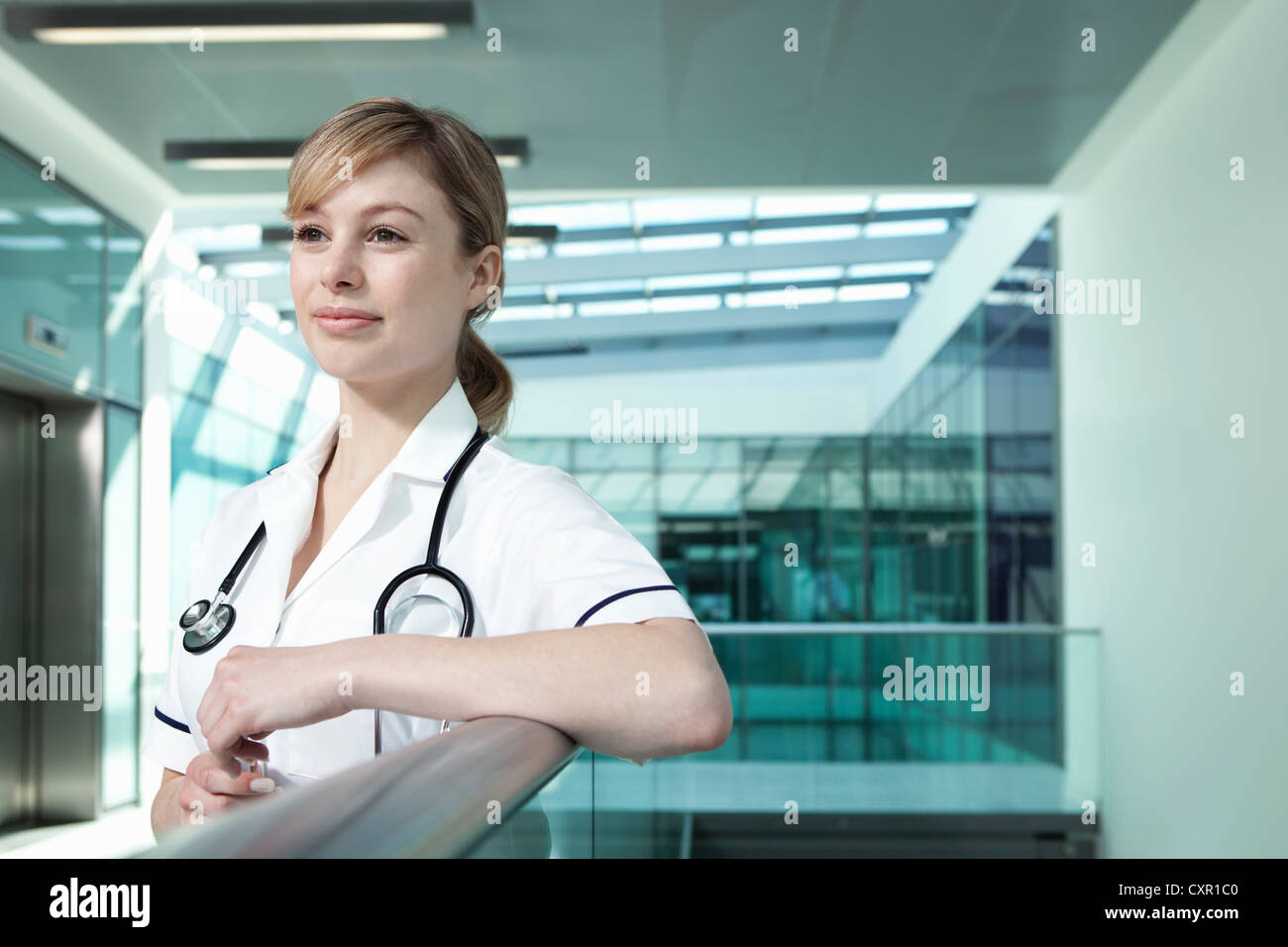 Porträt von Krankenschwester stützte sich auf Geländer Stockfoto
