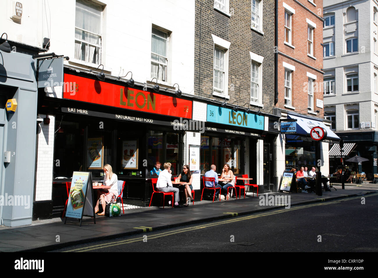 Leon und Caffe Nero Coffee-Shops auf Old Compton Street, Soho, London, UK Stockfoto