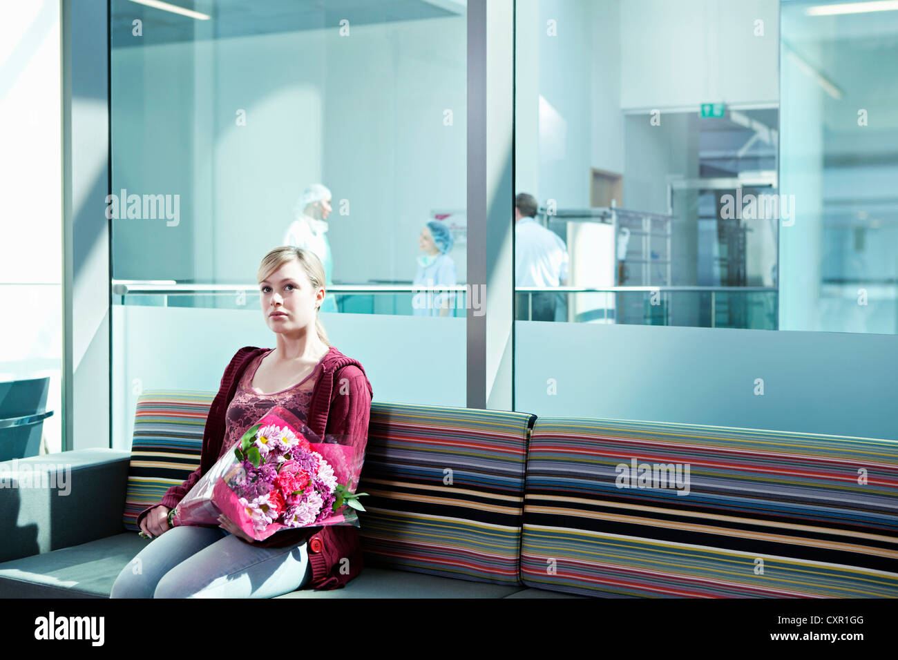 Frau im Krankenhaus Wartezimmer mit Blumenstrauß Stockfotografie - Alamy