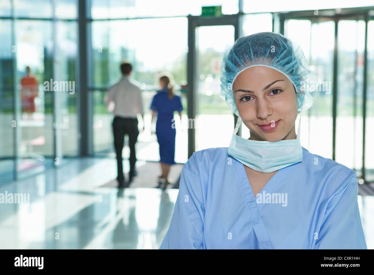 Porträt des Chirurgen im Krankenhaus foyer Stockfoto
