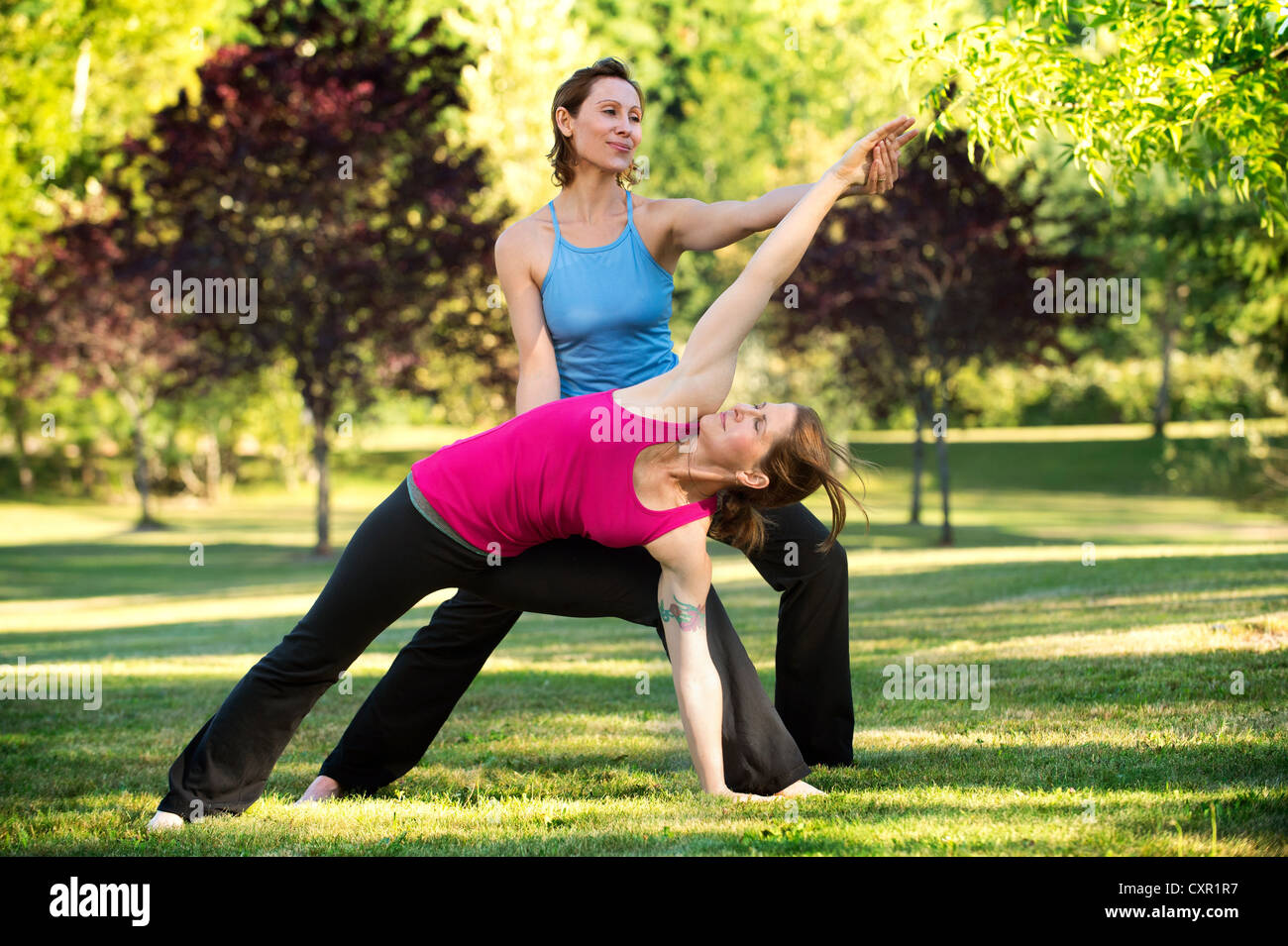 Yoga-Lehrer und Schüler im park Stockfoto