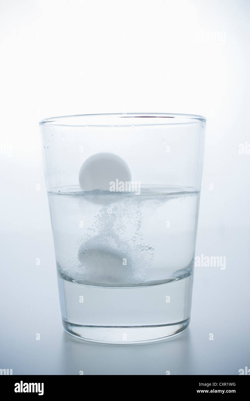 Pille in Glas Wasser Stockfoto