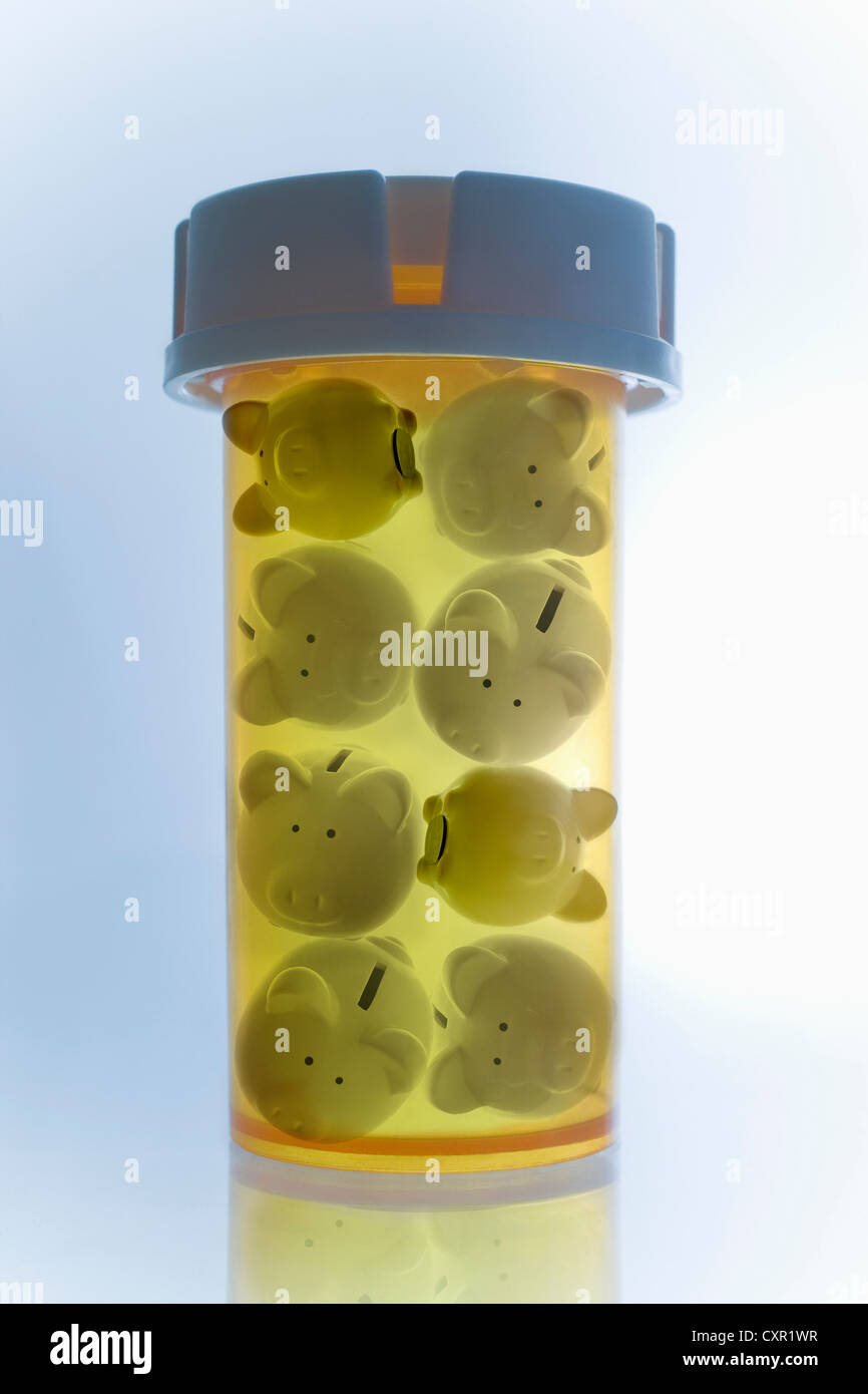 Pille Flasche gefüllt mit Sparschweine Stockfoto