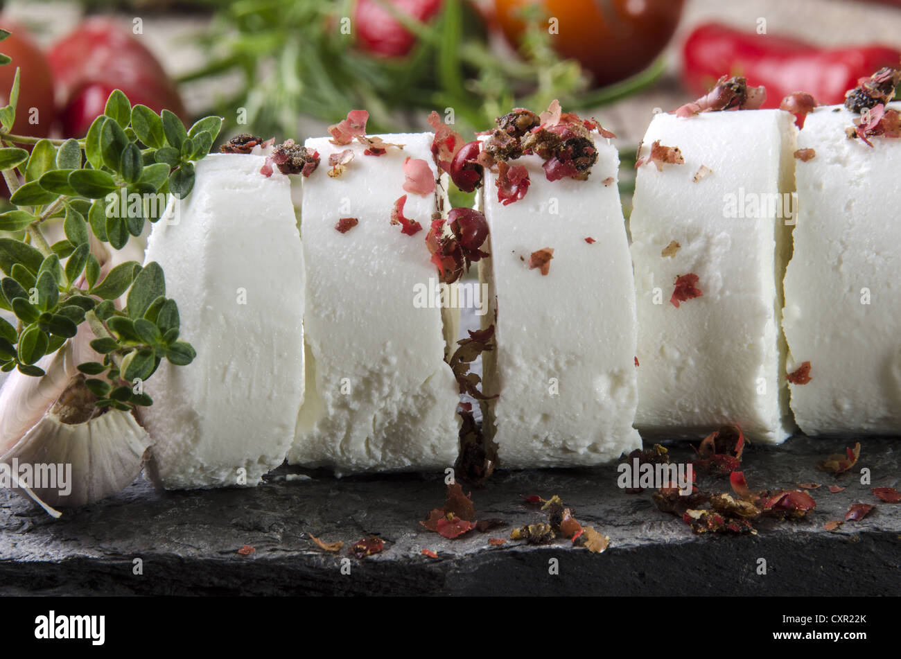 Ziegenkäse mit rotem Pfeffer und Thymian auf einer Schiefertafel Platte Stockfoto