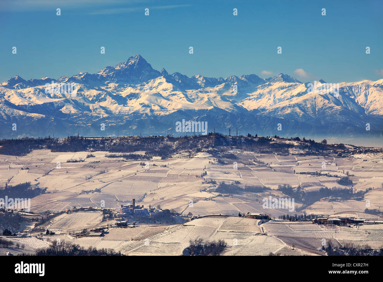 Blick auf die verschneiten Hügel und Berge im Hintergrund im Winter in Piemont, Italien. Stockfoto