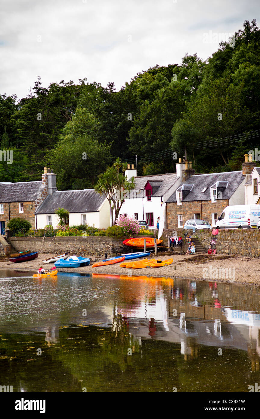 Ferienhäuser in Plockton Dorf spiegelt sich in Loch Carron Schottland UK EU Stockfoto
