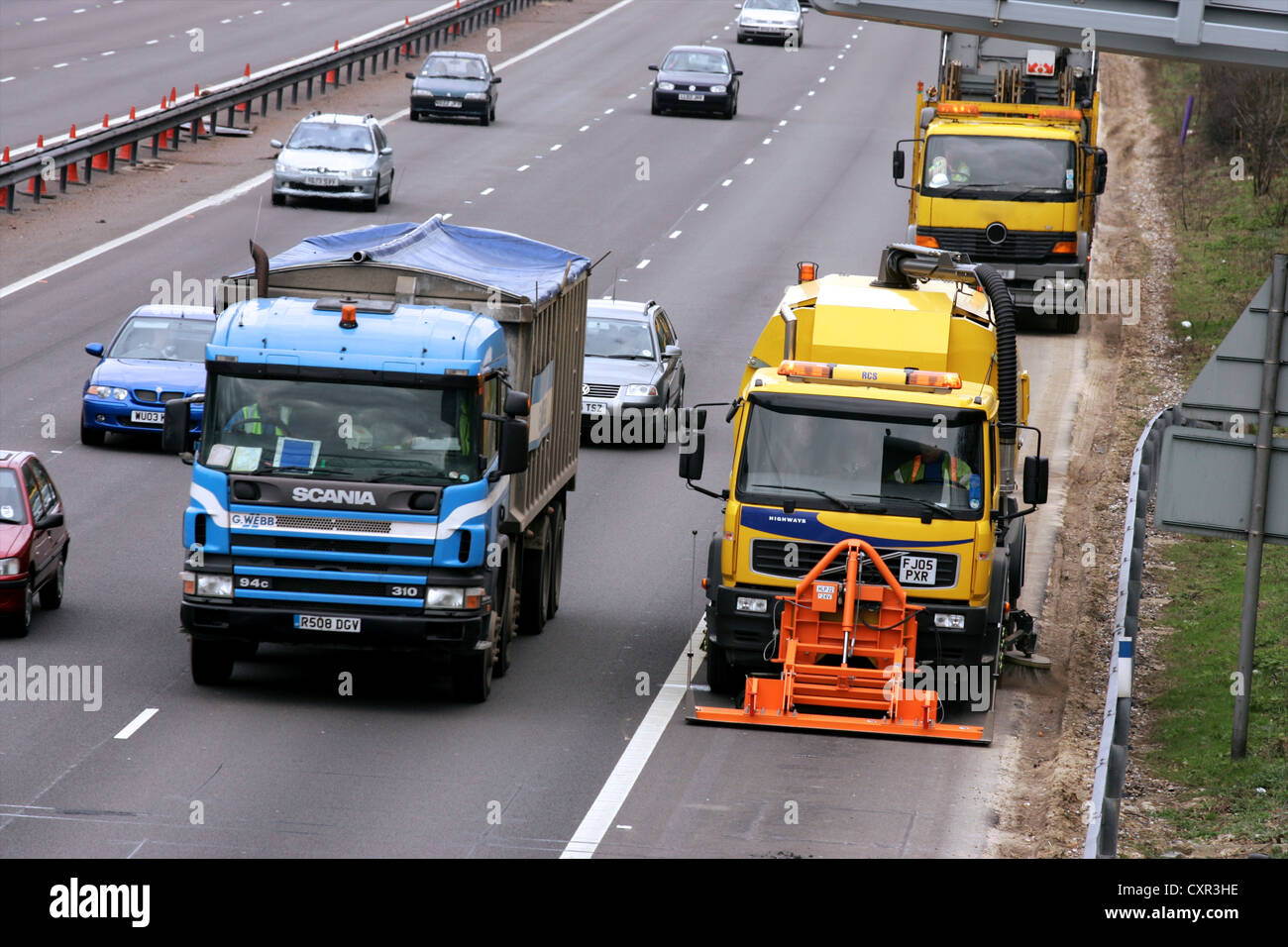 Autobahn-Wartung auf Autobahn mit Fahrzeugen unterwegs Stockfoto