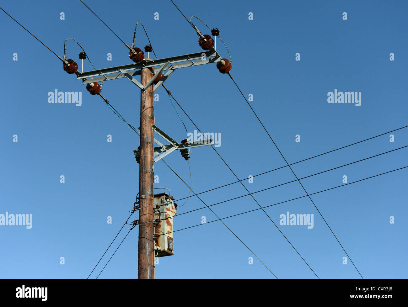 11 kV. elektrischen Leitungen und Transformatoren auf Holzstab. Ivegill, Cumbria, England, Vereinigtes Königreich, Europa. Stockfoto