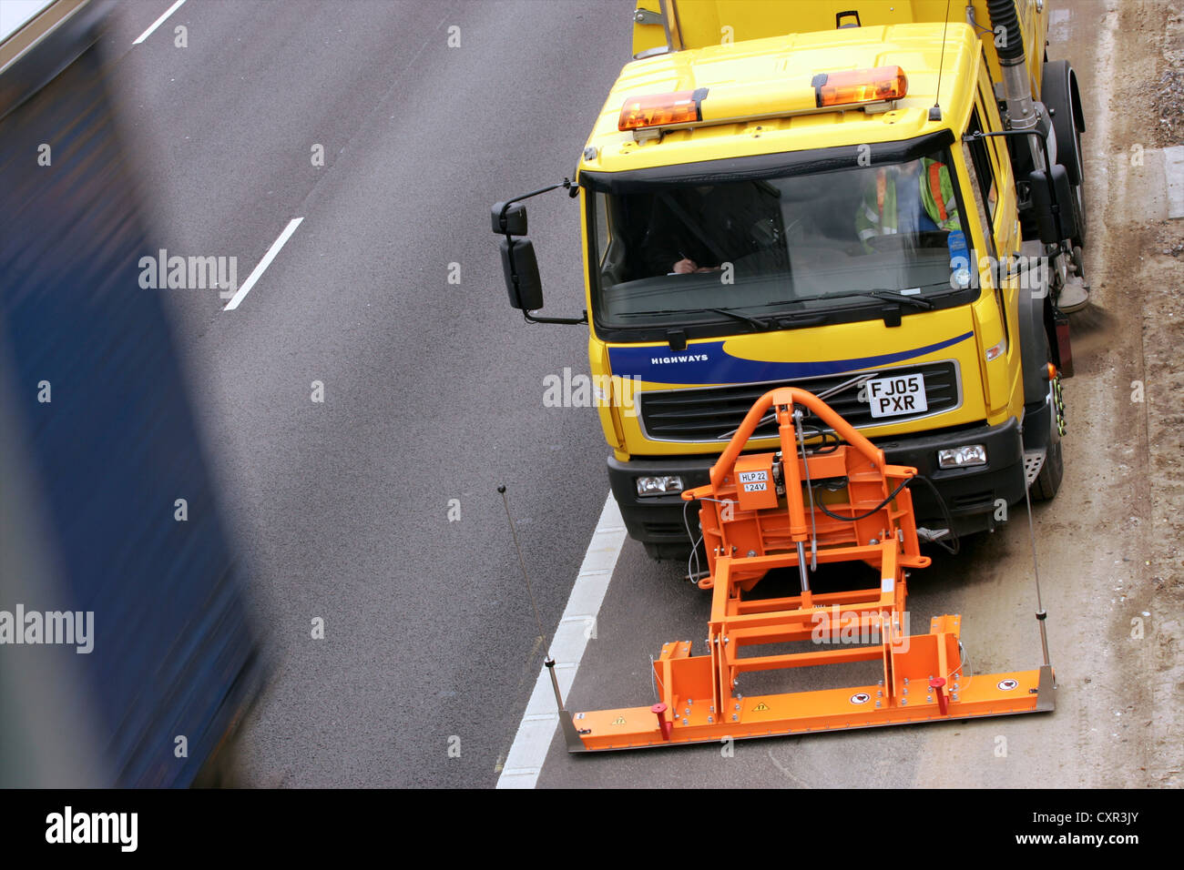 Autobahn-Wartung-LKW auf Autobahn Stockfoto