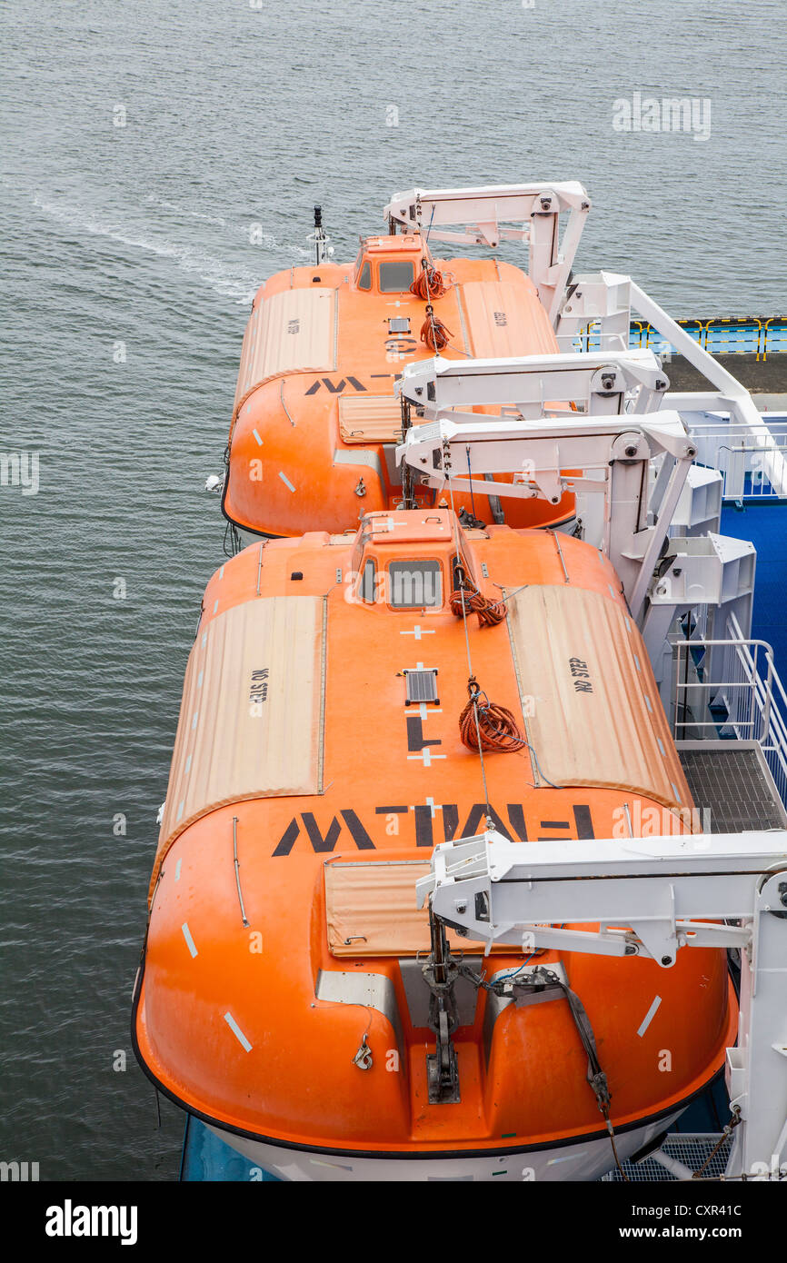 Rettungsboote auf einer Cross-Channel-Fähre, England Stockfoto