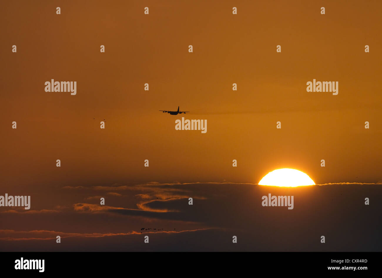RAF Flugzeug bei Sonnenuntergang über Gezeiten Bäche Norfolk Stockfoto