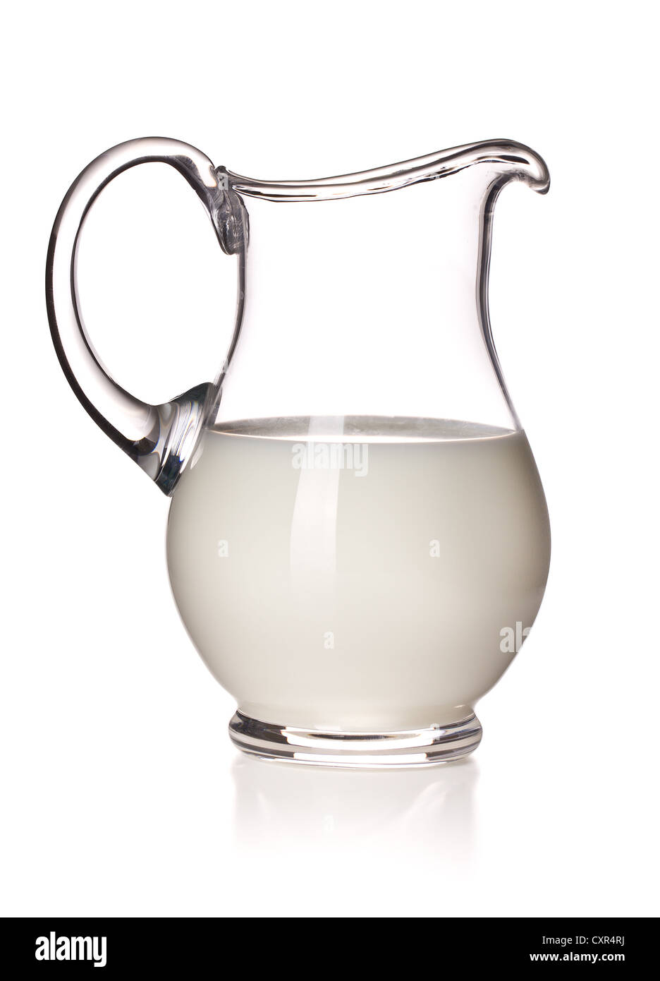 Milch in einen Glaskrug auf weißem Hintergrund Stockfoto