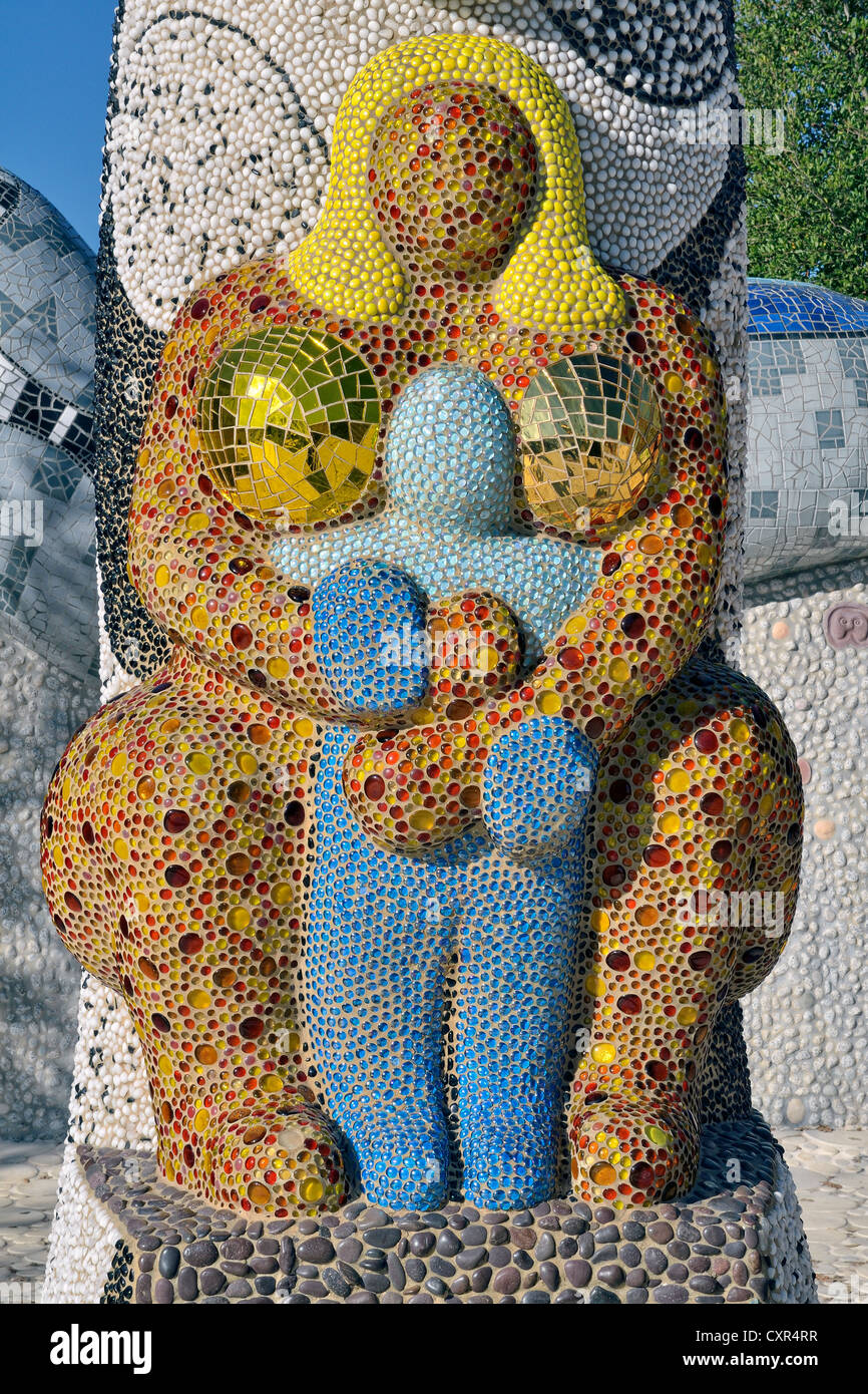 Nana mit Kind, Skulptur, Königin Califa Magical Circle, Spätwerk des französischen Bildhauers Niki de Saint Phalle Stockfoto