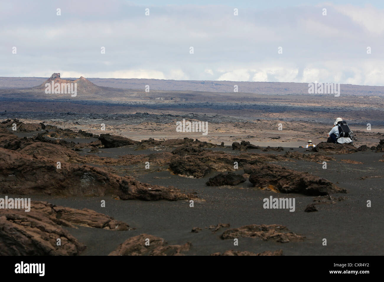 Wanderer auf dem Weg zum Cone Krater auf dem Kau Desert Trail, Kilauea Vulkan, Hawaii Volcanoes National Park, Big Island Stockfoto