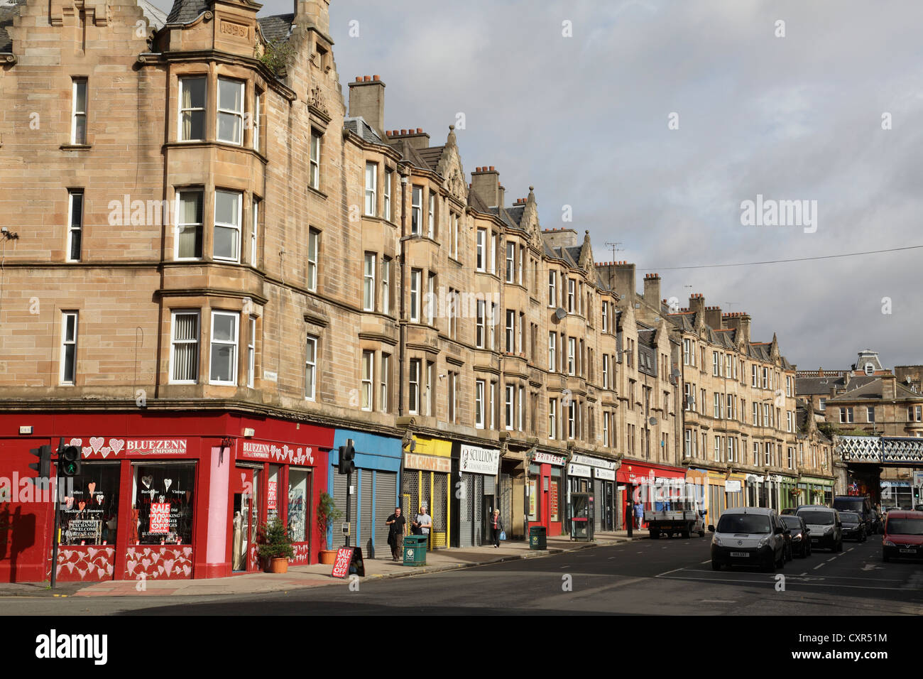 Mietwohnungen über Geschäften auf Saltmarket in der Merchant City, Glasgow, Schottland, Großbritannien Stockfoto