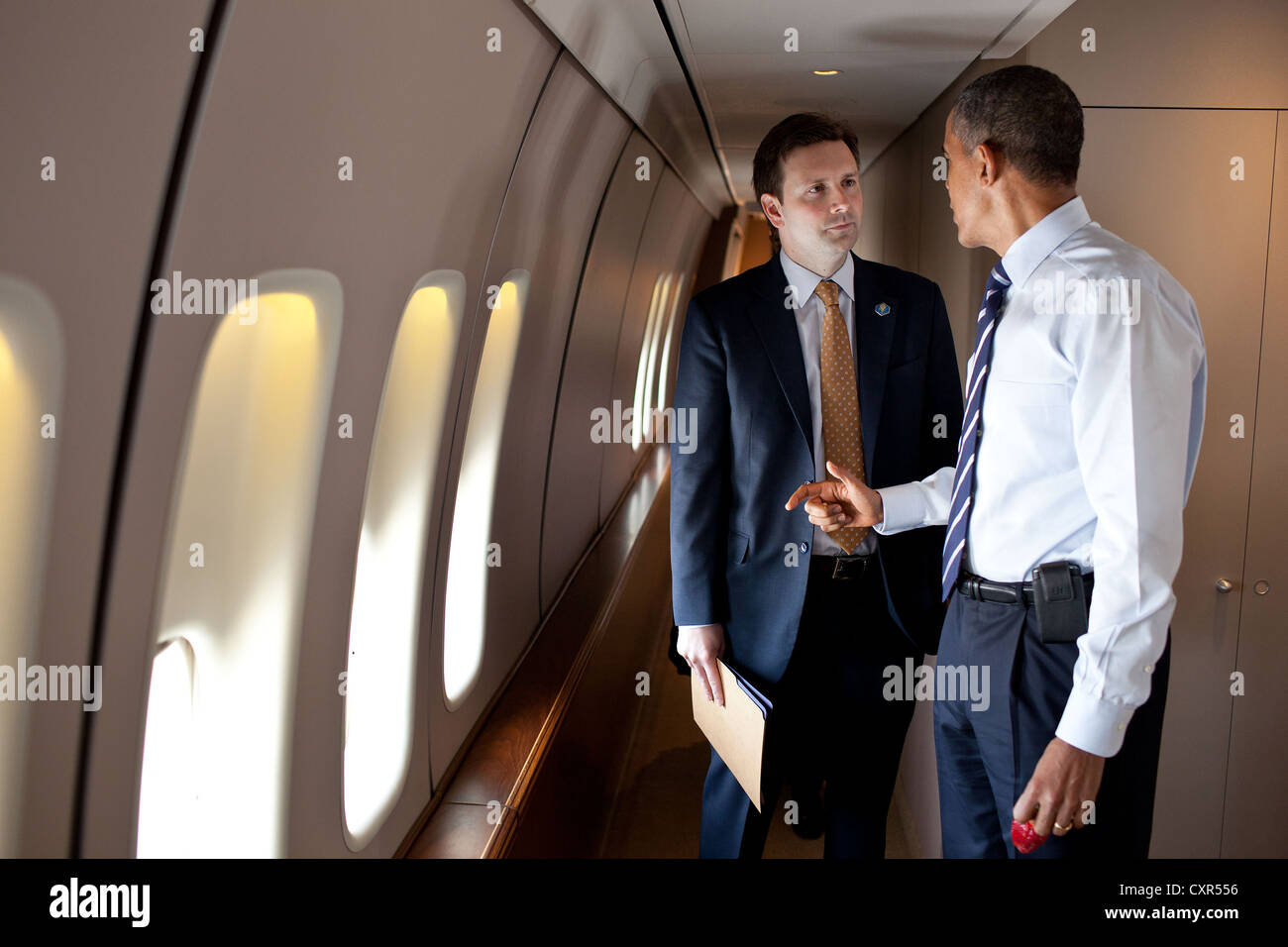 US-Präsident Barack Obama spricht mit leitenden stellvertretenden Press Secretary Josh Earnest 3. Juni 2011 an Bord der Air Force One während eines Fluges nach Toledo, Ohio. Stockfoto