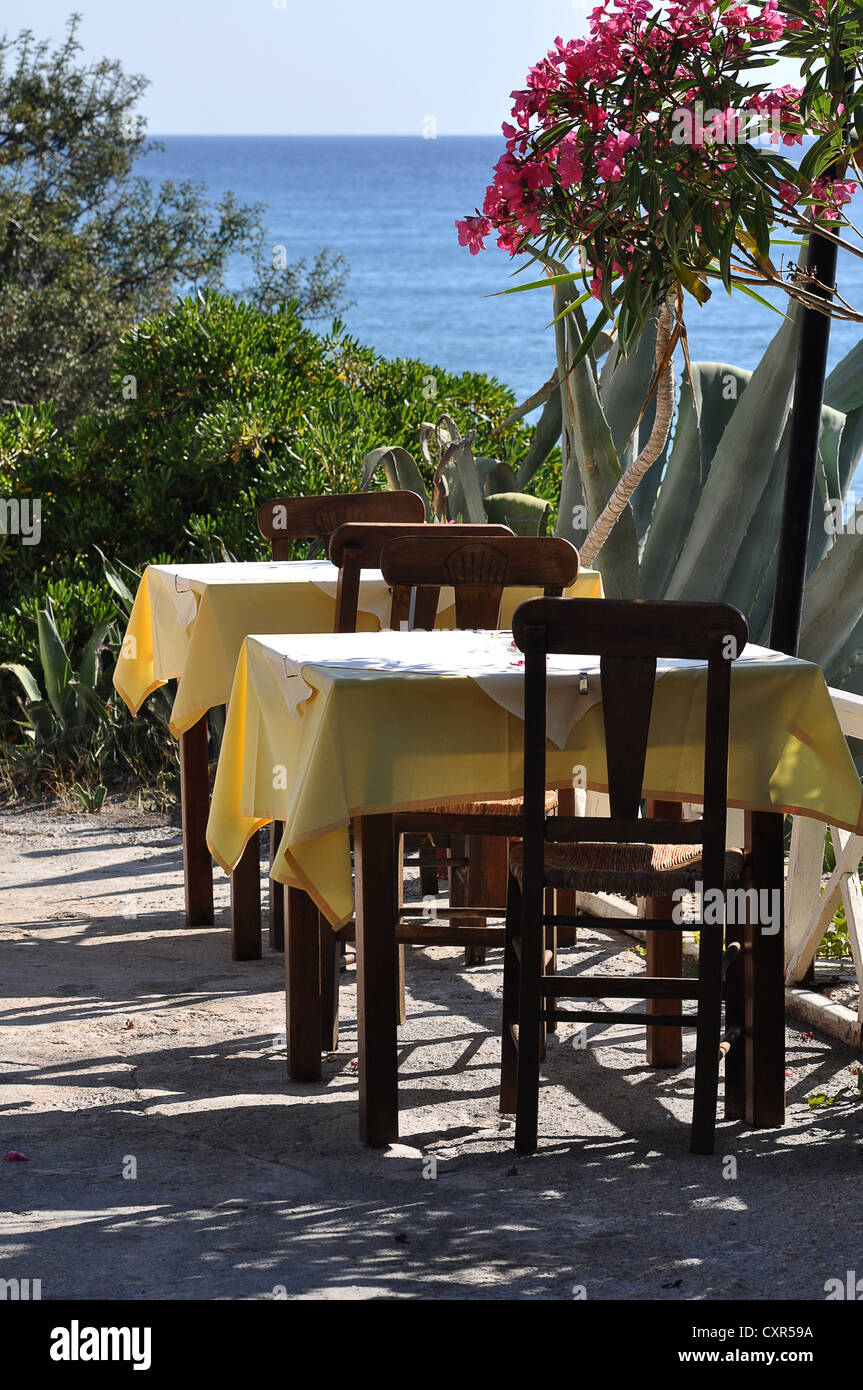 Tische und Stühle vor einem Restaurant, Kreta, Griechenland, Europa, PublicGround Stockfoto