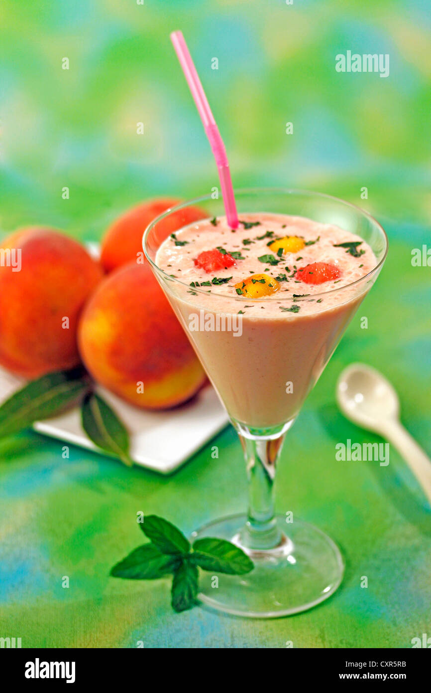 Wassermelone und Pfirsich-Milch-Shake. Rezept zur Verfügung. Stockfoto
