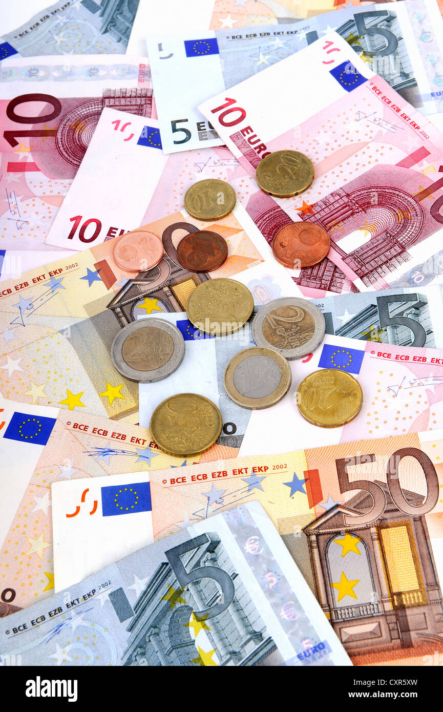 Verschiedenen Euro-Banknoten und Euro-Münzen Stockfoto