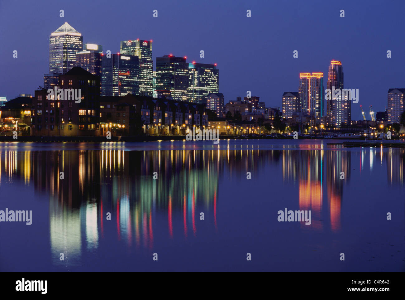 Canary Wharf, London, Großbritannien, beleuchtet in der Abenddämmerung, Blick vom Grönland Dock, Surrey Quays Stockfoto