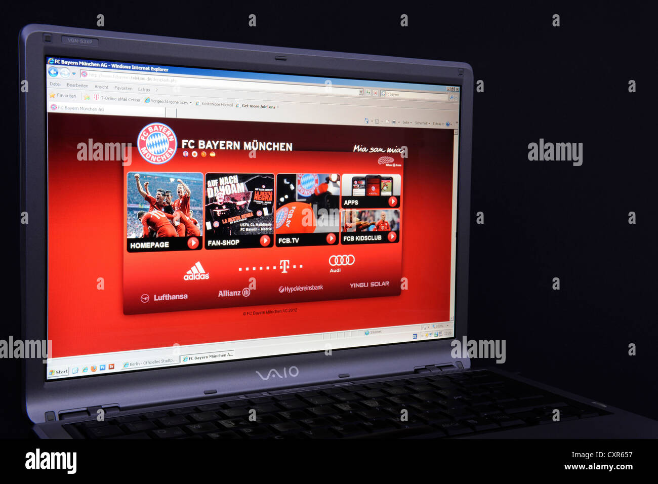 Webseite, FC Bayern München-Webseite auf dem Bildschirm des Sony Vaio Laptop, einen deutschen Fußballverein Stockfoto