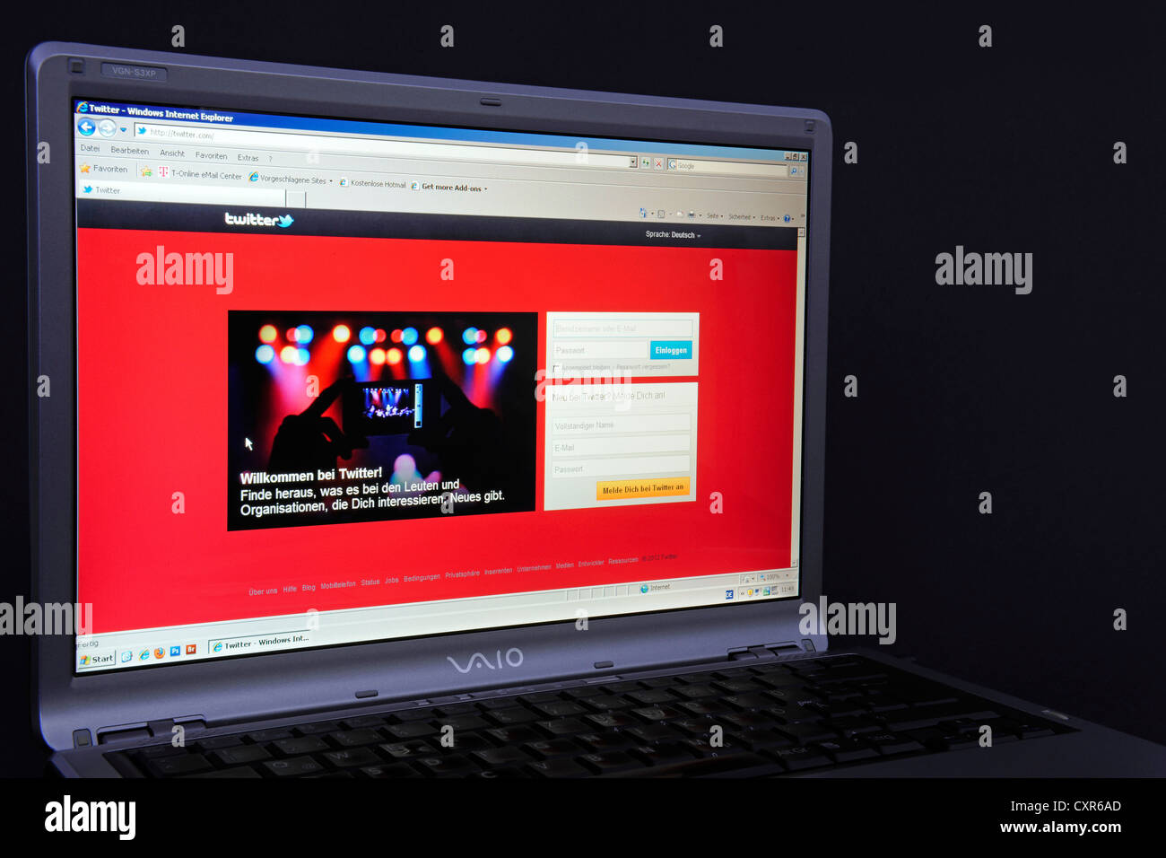 Website, Twitter-Webseite auf dem Bildschirm des Sony Vaio Laptop, ein soziales Netzwerk-service Stockfoto