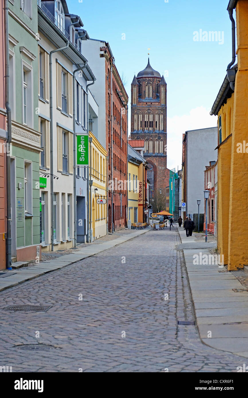 Leere Straße in der Altstadt, Hansestadt Stralsund, UNESCO-Weltkulturerbe, Mecklenburg-Vorpommern Stockfoto