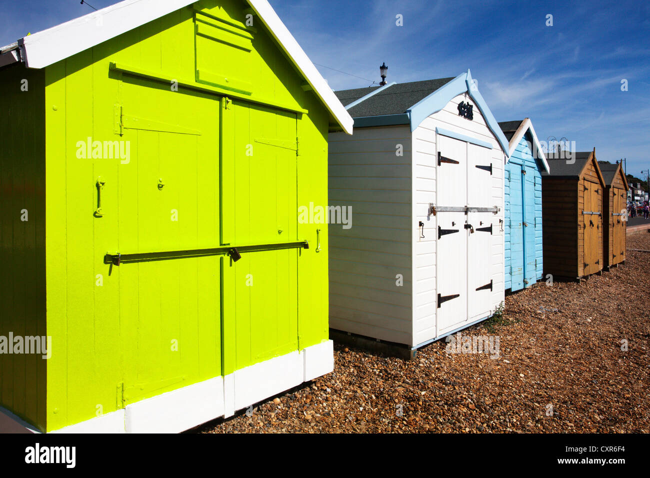 Frisch gestrichene Bright Green Strandhütte in Felixstowe, Suffolk, England Stockfoto