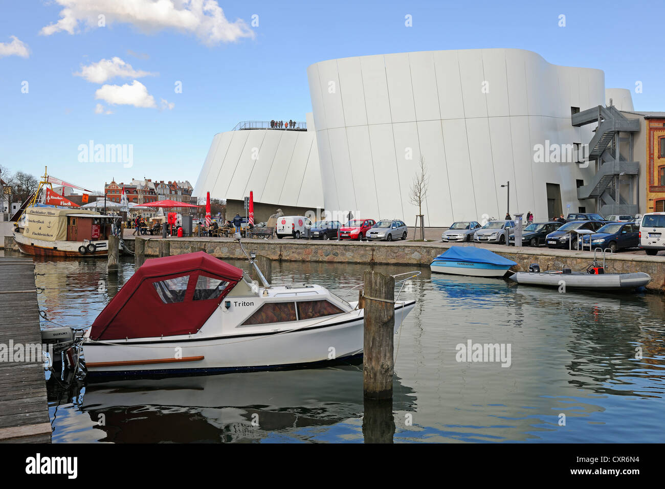 Sportboote in Querkanal, ein Kanal im historischen Hafen von Stralsund, Ozeaneum, Mecklenburg-Vorpommern Stockfoto