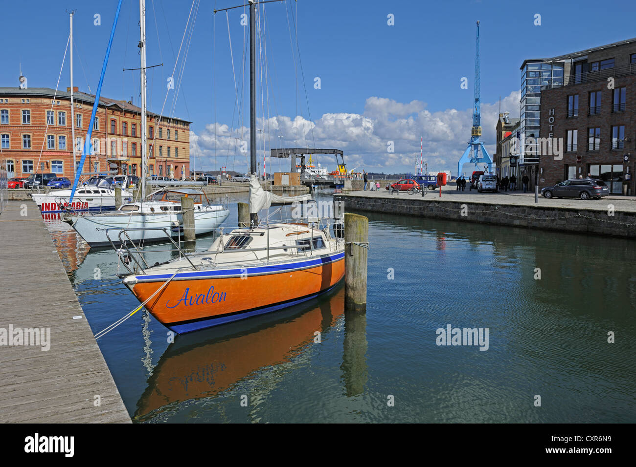 Sportboote, Segelboote in Querkanal, ein Kanal im historischen Hafen von Stralsund, Mecklenburg-Vorpommern Stockfoto