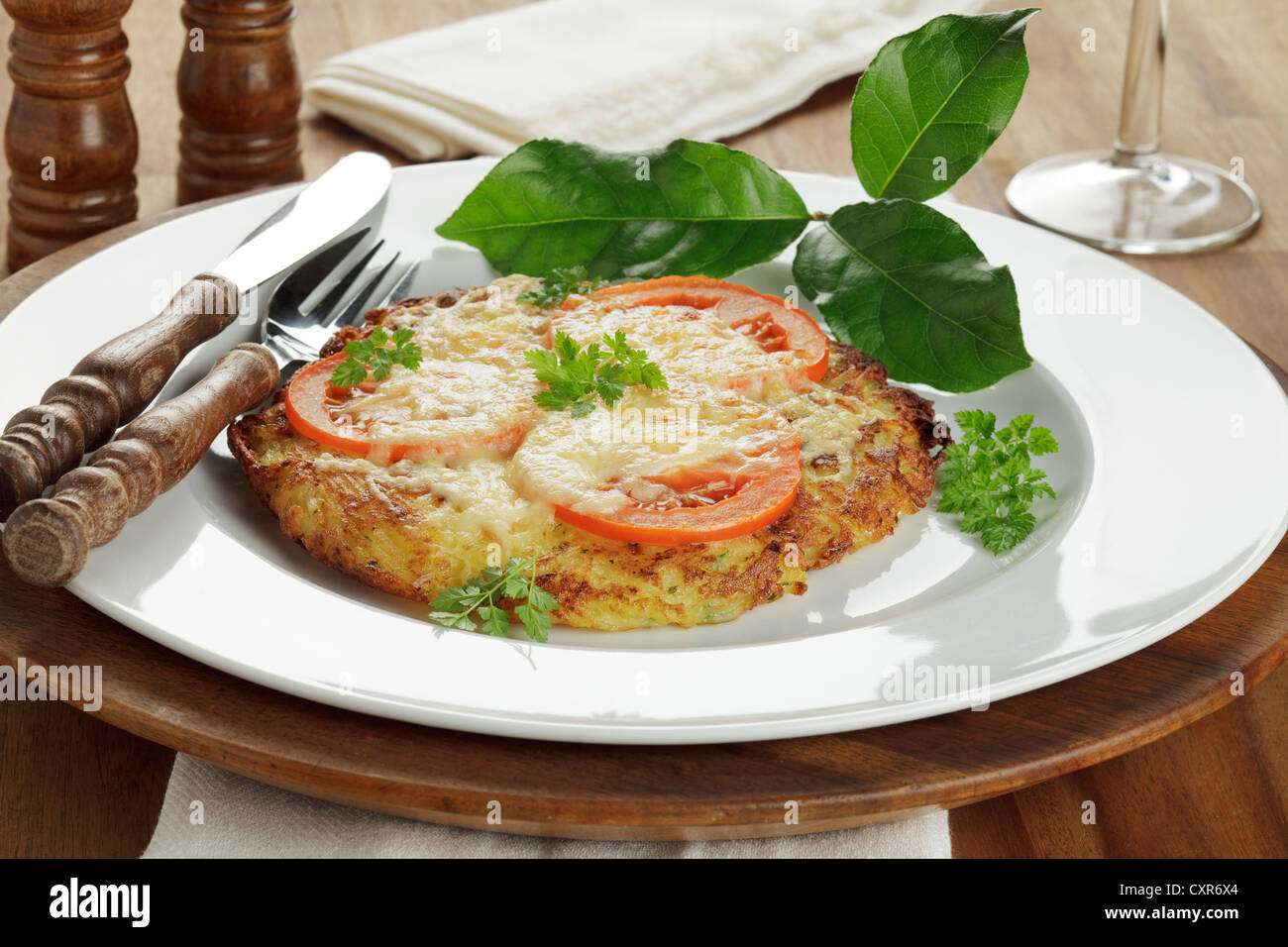Kartoffel-Rösti mit Tomaten und Käse überbacken Stockfotografie - Alamy