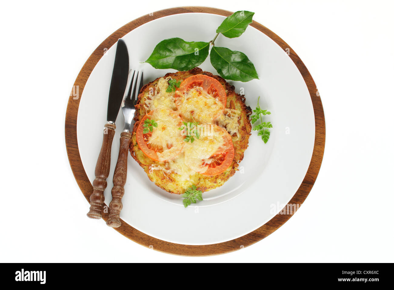 Kartoffel-Rösti mit Tomaten und Käse überbacken Stockfoto