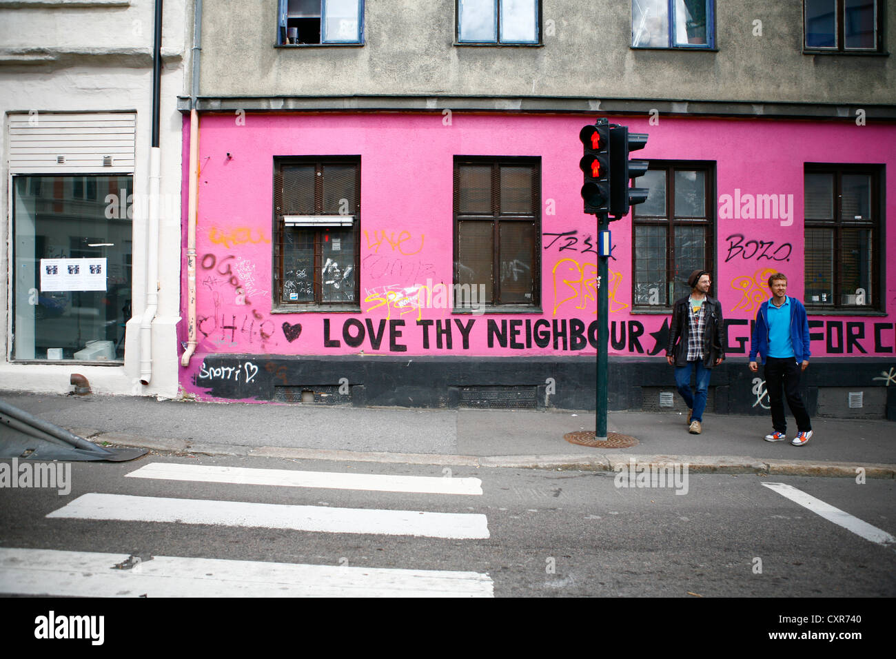 Schriftzug auf einem rosa Haus "Love Thy Nachbar", Oslo, Norwegen, Europa Stockfoto