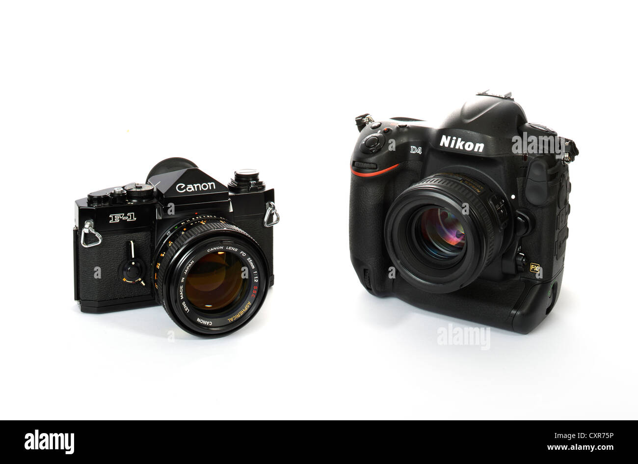 40 Jahre professionelle Kameras, professionelle SLR Canon f-1, 1972, neben digitalen SLR Nikon D4, 2012 Stockfoto