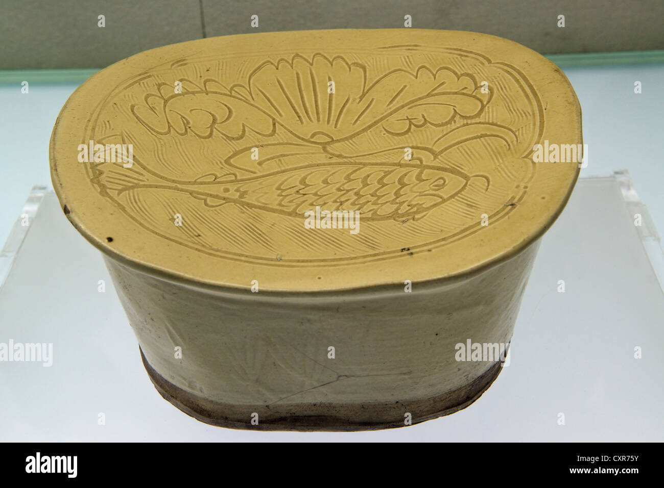 Weißes Porzellan-Kissen mit geschnitzten Fisch und Blumen Muster, Jin-Dynastie (1115-1234). Shanxi-Museum. China. Stockfoto