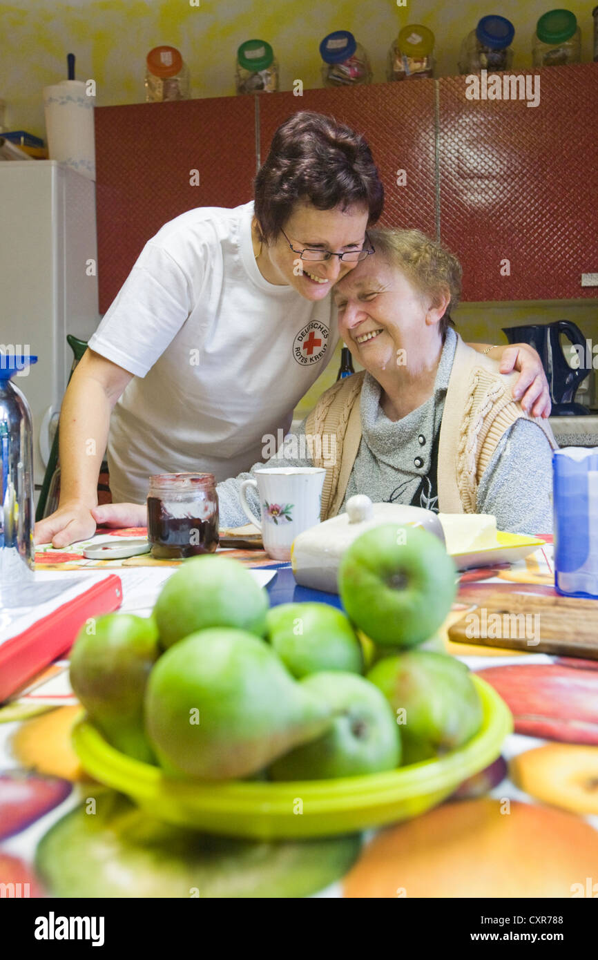 Ambulante Pflege des Deutschen Roten Kreuzes, Krankenschwester Anke Lehmann Zubereitung des Frühstücks für einen Herzinfarkt-Patienten, Treuenbrietzen Stockfoto