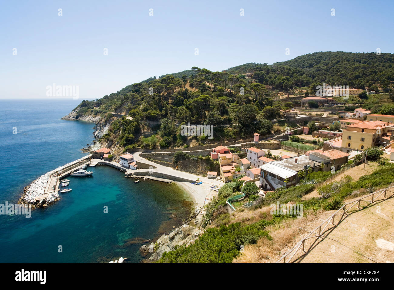 Mit Blick auf den Hafen von dem Gefängnis Insel Isola di Gorgona, Penitenziario Isola di Gorgona, Toskana, Italien, Europa Stockfoto
