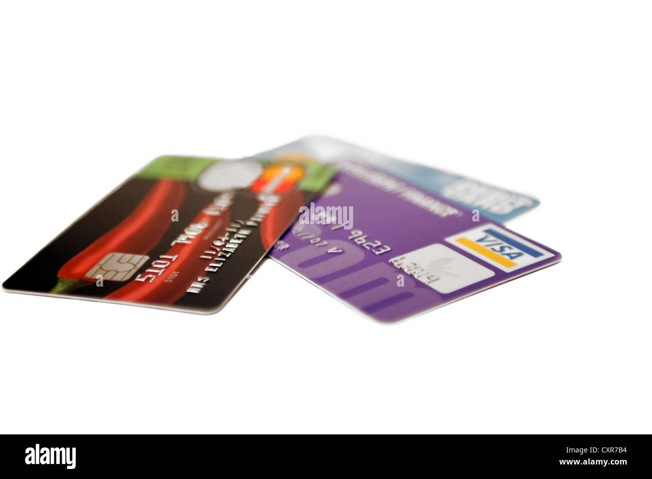 Haufen von Kreditkarten auf weißem Hintergrund, leicht verdientes Geld auf Kredit, finanzielle Schwierigkeiten, ausgeschnitten & Gleichgewicht überträgt. Stockfoto