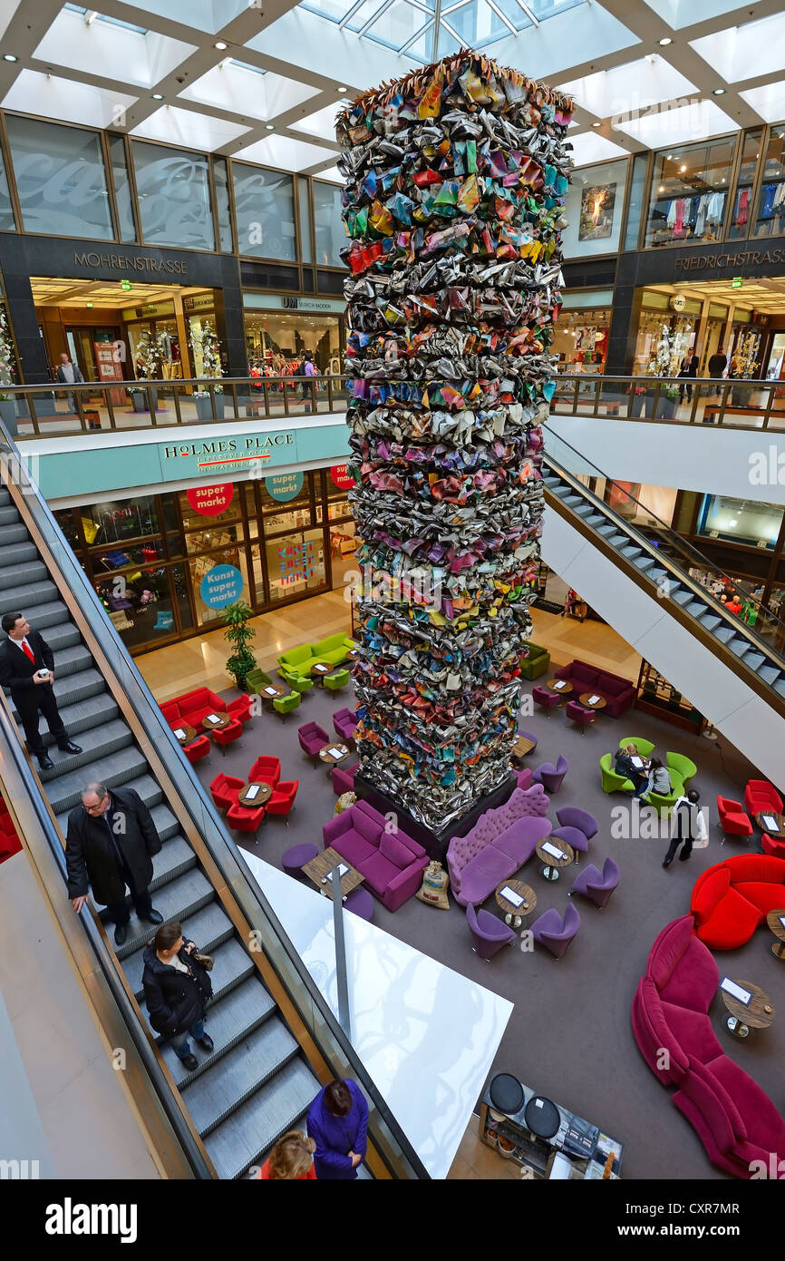 Atrium des edlen Einkaufspassage, die Q mit dem Kunstwerk der Turm von Klythie des Künstlers John Chamberlain Stockfoto