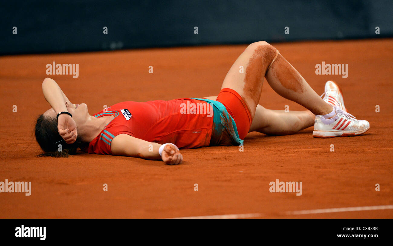 Andrea Petkovic, GER, liegend auf dem Boden, schwer verletzt, mit zwei Bänderrisse, Schuh, Porsche Tennis Grand Prix ausziehen Stockfoto